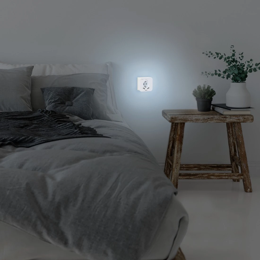 LED-Nachtlicht mit Steckdose, USB-Ausgänge, Lichtsensor | Hama und 2 Bewegungs