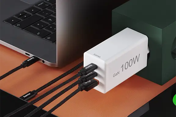 Mehrere Geräte sind an einem Power Delivery-Ladegerät angeschlossen.