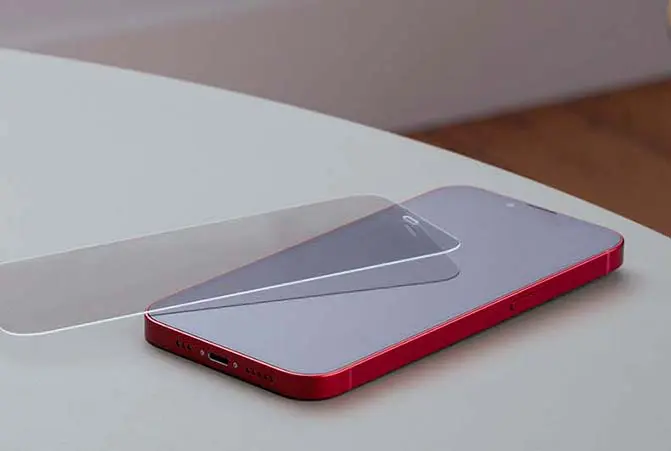 Panzerglas liegt neben dem Handy.