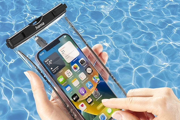 Handy in der wasserdichten Hülle.
