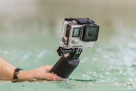 Schwimmgriff "2in1" wird im Wasser genutzt.