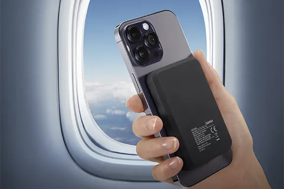 Handy wird mit dem Wireless-Charging-Ladegerät geladen.