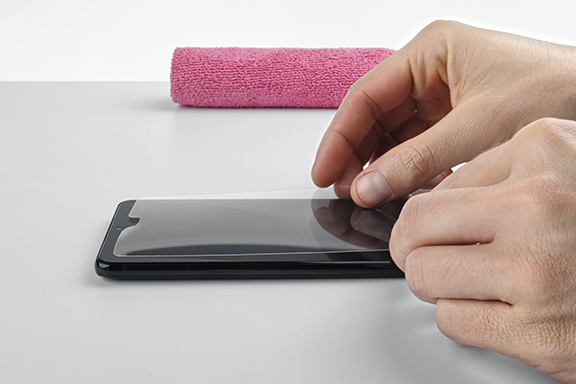 Staublappen liegt neben dem Handy.