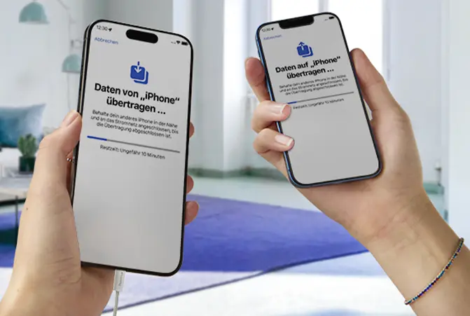 Person hält in beiden Händen ein Handy.