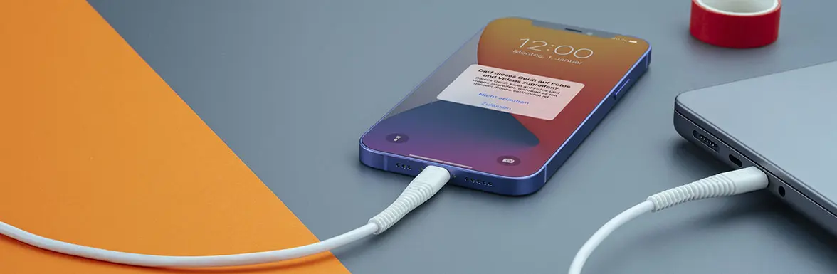 Handy ist über ein Kabel mit dem Notebook verbunden.
