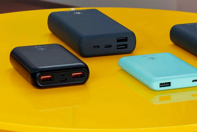 Beste Powerbank: Mehrere Powerbanks liegen auf einem Tisch.