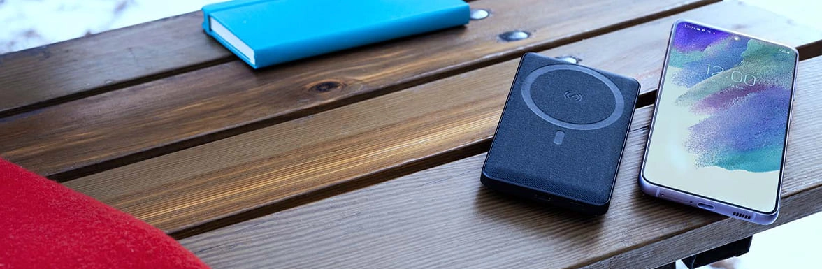 Die Powerbank liegt auf dem Tisch.