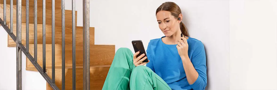 Person beim telefonieren mit Kopfhörern.
