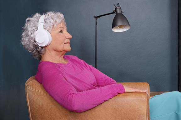 Person mit Over-Ear-Kopfhörern genießt Musik.