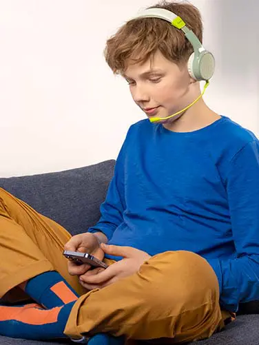 Kind mit Teens Guard (00184112/11) hört Musik.