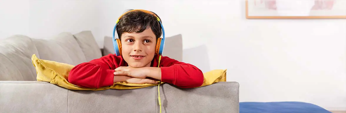 Person welche Bluetooth-Kopfhörer in den Ohren hat.