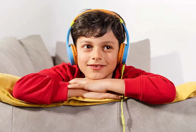 Person welche Bluetooth-Kopfhörer in den Ohren hat.