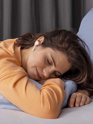 Schlafende Person mit In-Ear Kopfhörern