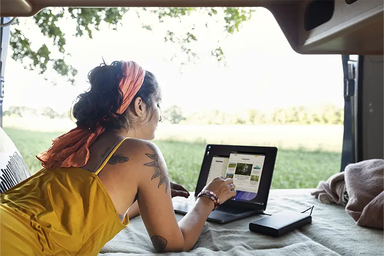 Laptop wird im Camper mit der Powerbank geladen.