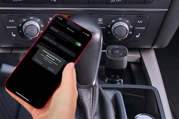 Auf einem Handybildschirm wird der Bluetooth-Receiver ausgewählt, damit er sich im dem Handy verbinden kann.