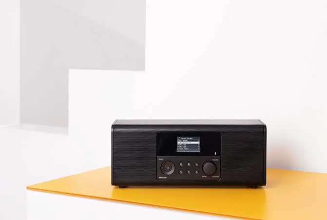 Person beim Radio hören.