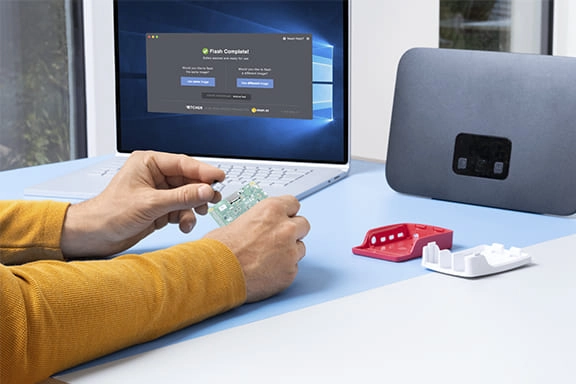 Speicherkarte wird in Raspberry Pi eingesetzt.