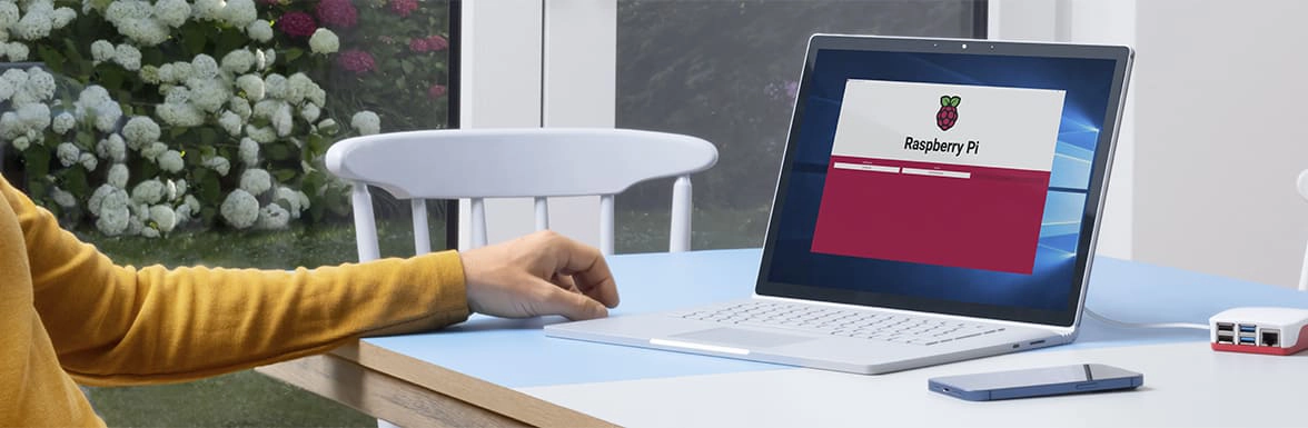 Raspberry Pi geöffnet auf dem Laptop, neben Netzwerkstecker, auf dem Tisch