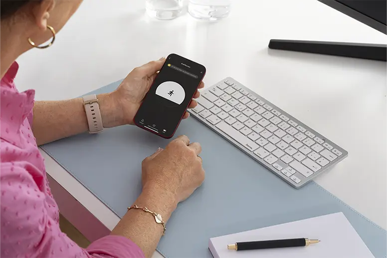 Person erhält Benachrichtigung vom Briefkasten auf einem Smartphone.