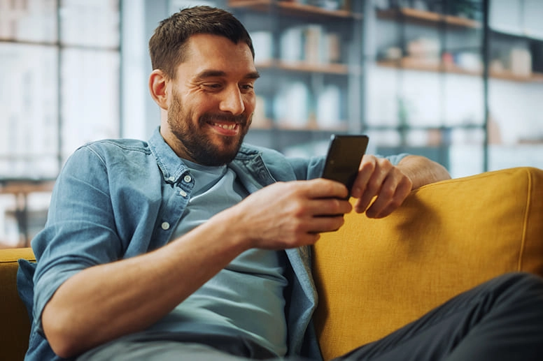 Person bedient das Smart-Phone.