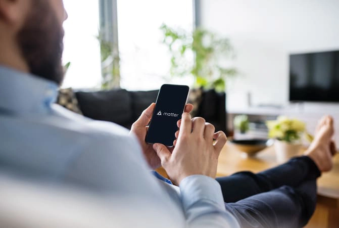Person nutz Matter am Smartphone.