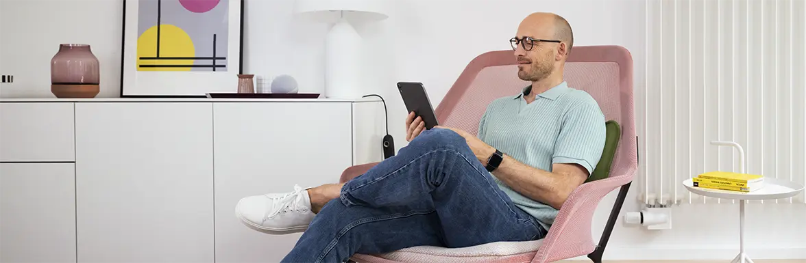 Person steuert mit dem Tablet Smart-Home-Geräte 