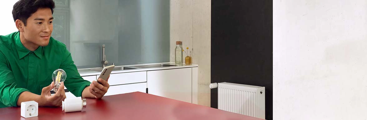 Mehrere Smart Home-Artikel liegen auf dem Tisch.