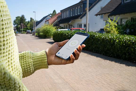 Person nutzt App für die Steuerung der Steckdose.