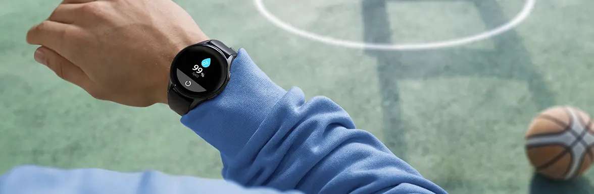 Person wertet Smartwatch-Daten am Telefon aus.