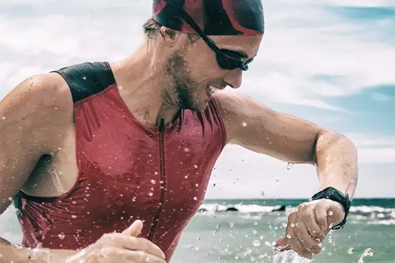 Schwimmer trägt die Hama-Smartwatch am Handgelenk.