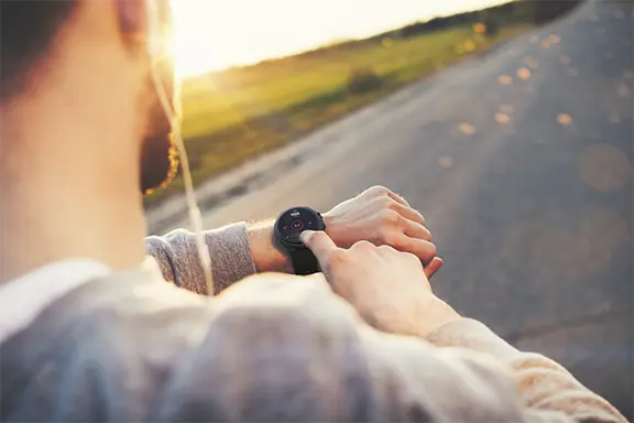 Person bedient die Smartwatch.