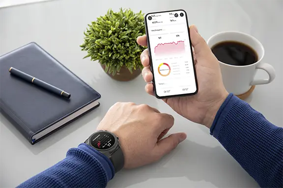 Person prüft seine Gesundheitsdaten am Smartphone.