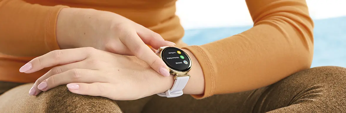 Person trägt eine Smartwatch am Handgelenk.