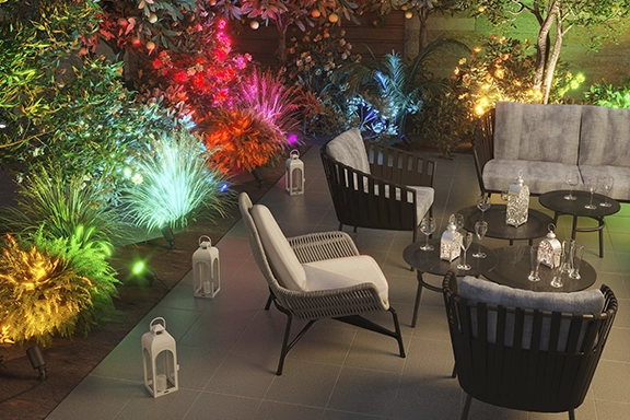 Beleuchtetes Gartenambiente, bestrahlt durch smarten Gartenstrahler von Hama.