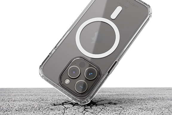 Das iPhone 15 Pro steckt in der Hama Handyhülle MagCase "Extreme Protect" und fällt auf einen Asphalt-Boden. Doch es wird vor einer Beschädigung geschützt und bleibt unversehrt.