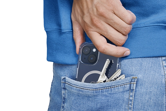 Das iPhone 15 Pro und wird in die Gesäßtasche einer Jeans gesteckt, mitsamt mehrerer Schlüssel - kein Problem dank der Handyhülle MagCase "Extreme Protect", die es vor Kratzern schützt.