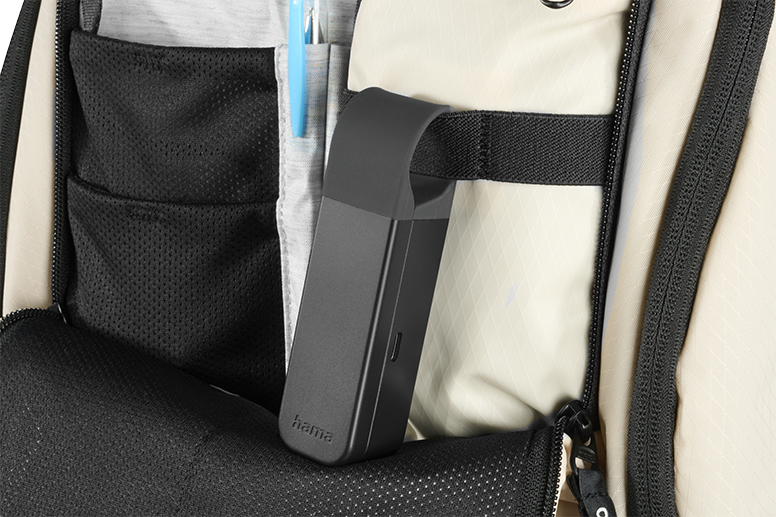Die robuste Ladebox ist mit der Schlaufe am Rucksack befestigt