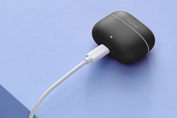Bluetooth-Kopfhörer Freedom Light II mit Ladecase werden aufgeladen.