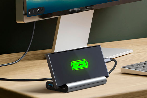 Smartphone lädt auf Hama USB-C-Hub "Connect2Mobile"