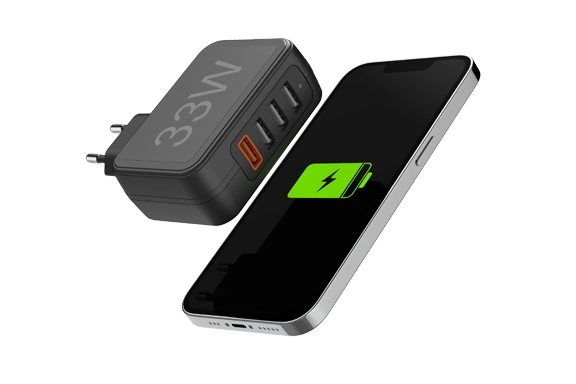 Hama Schnellladegerät 4 Ports, Qualcomm® 3.0, 1x USB-A QC, 3x USB-A, 33 W liegt schwebt einem Smartphone in der Luft