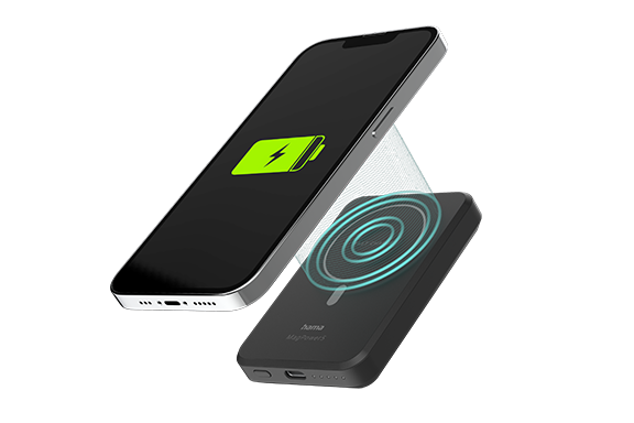 Demonstration des Produkts Wireless Powerpack, welches ein Smartphone läd.