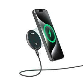 Qi2 Ladegerät lädt Handy kabellos mit Magnetverbindung in der Luft schwebend.