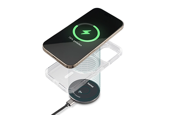 Smartphone lädt schnell und kabellos mit transparenter Hülle über Qi2-Ladepad.
