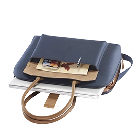 Aufgeklappte Hama Laptop-Tasche "Fabulous", gefüllt mit Laptop, Block und Smartphone