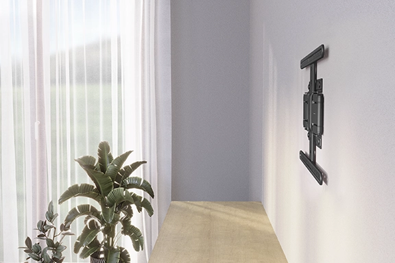 Hama TV-Wandhalterung Ultraslim ist an einer Wand im Raum befestigt und ultradünn