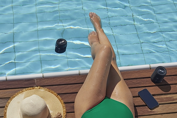 Der kabellose Lautsprecher schwimmt im Wasser. Die Membran zeigt nach oben aus dem Wasser für einen unverfälschten Sound.