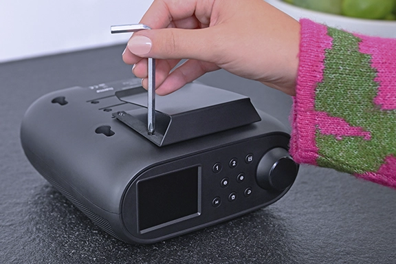 Ein Unterbauradio wird ohne Bohren montiert.