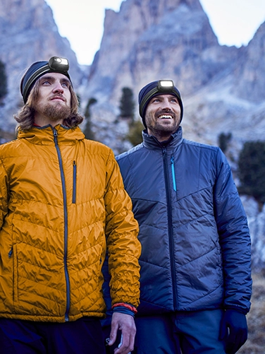 Männer mit Stirnlampe beim Outdoor-Abenteuer mit hoher Leuchtkraft